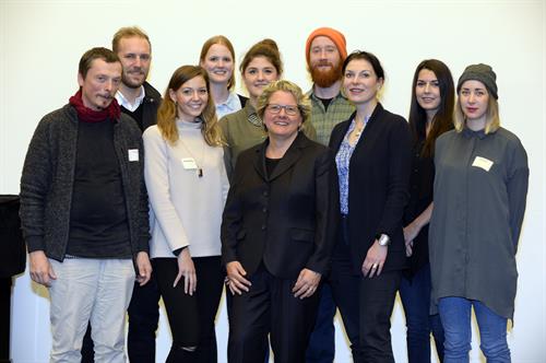 Über die Ehrung durch die NRW-Wissenschaftsministerin Svenja Schulze (Mitte) für ihr studentisches Engagement für Geflüchtete freuten sich die Studierenden zusammen mit ihrem Projektbetreuer Franz Klein-Wiele (l.) und der HSD-Flüchtlingsbeauftragten Simone Fischer (2. v. r.). Foto: MIWF